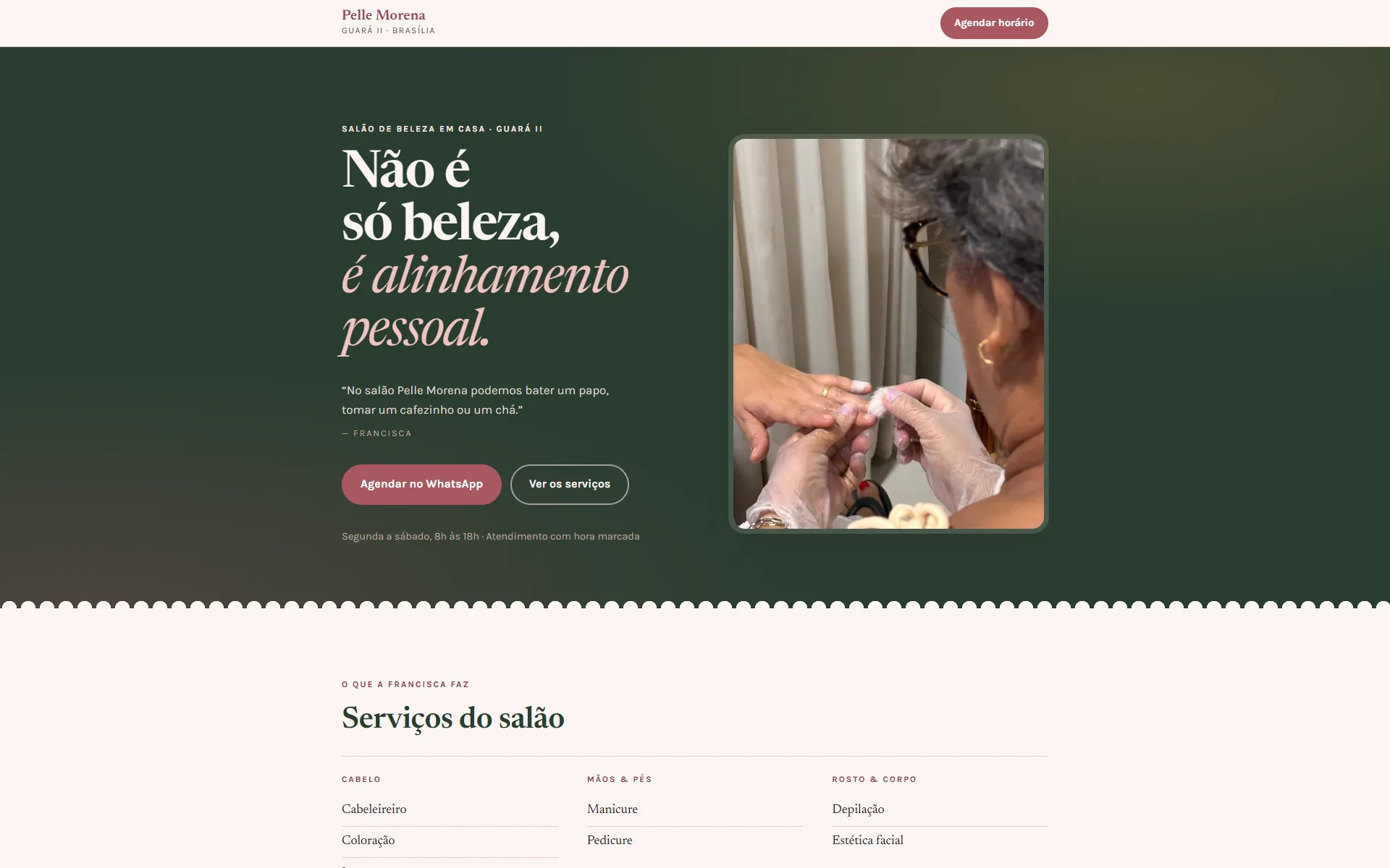 Página inicial do site da Pelle Morena: fundo em verde com tipografia rosé, foto de um atendimento de manicure e o título 'Não é só beleza, é alinhamento pessoal.', com botões de agendar no WhatsApp e ver os serviços.